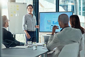 Femme faisant une présentation avec partage d'écran enregistré dans une salle de réunion moderne