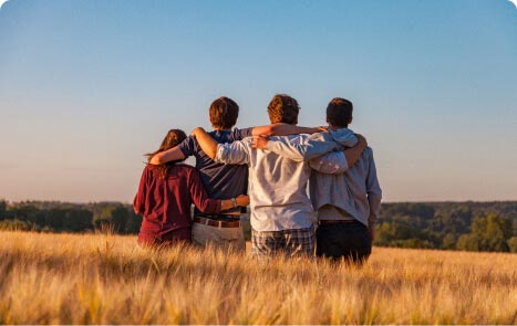 gruppe mennesker, der omfavner i en eng