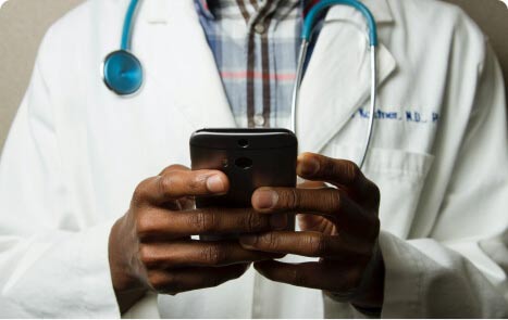 docteur utilisant un téléphone